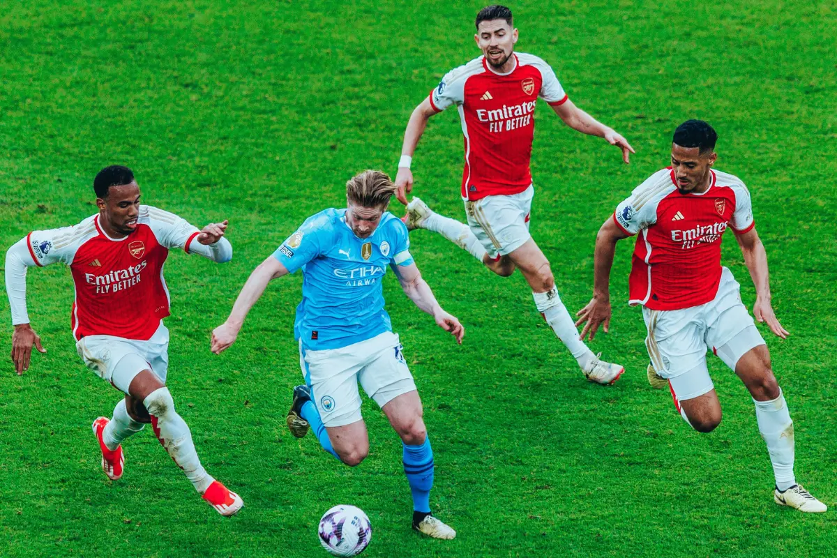 De Bruyne being herded by the Arsenal defence
