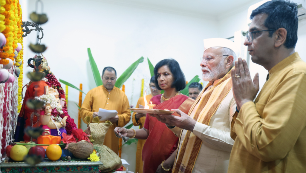 PM Modi performing the Ganesh Aarti at CJI Chandrachud's Residence