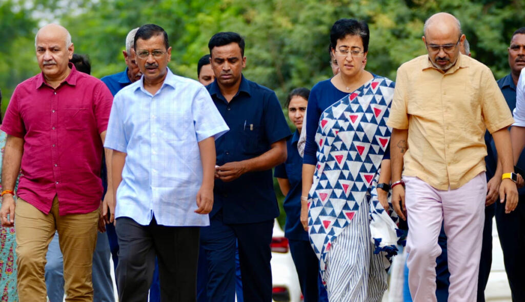 Kejriwal, Chief Minister Atishi and Manish Sisodia inspecting the condition of Delhi roads