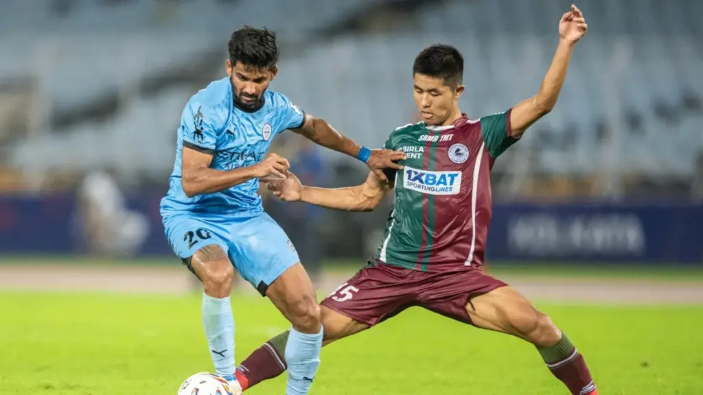 Mumbai FC's J. Rane keeps Mohun Bagan's S.Bose at bay at the Salt Lake Stadium in Kolkata