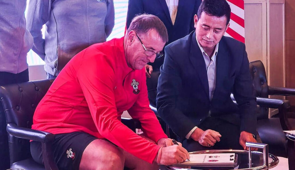 Matt Le Tissier and Bhaichung Bhutia at the signing.