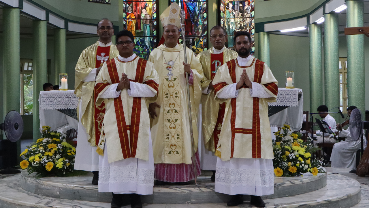 Bishop Simião Fernandes Ordains Two Pilar Scholastics as Deacons