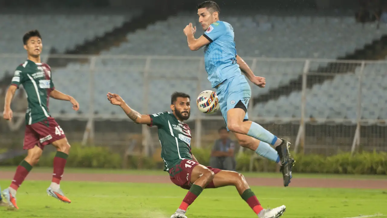 Mumbai City FC edge Mohun Bagan to go top of ISL