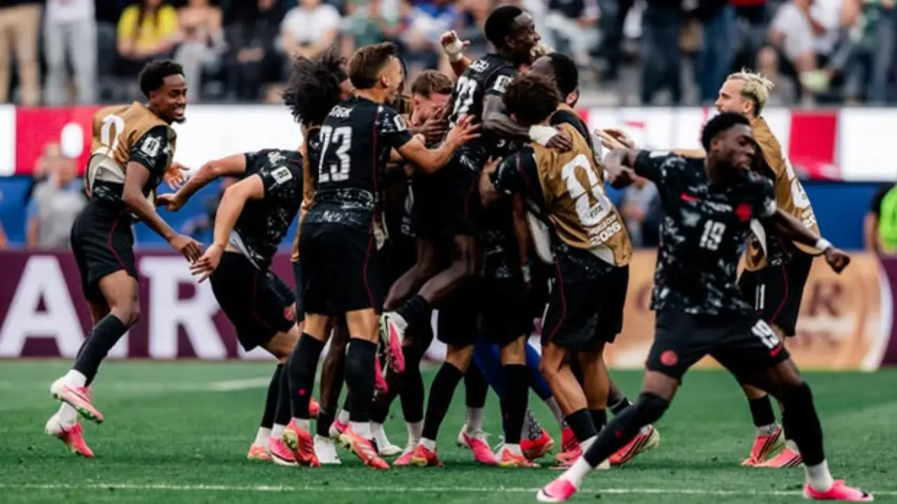 Canada beat South Africa to reach World Cup last 16